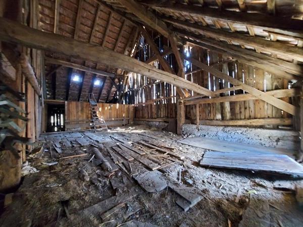 A saisir, sur une parcelle clôturée de 350m², à vendre ensemble immobilier constituer d'un garage, remise/grange, poulailler