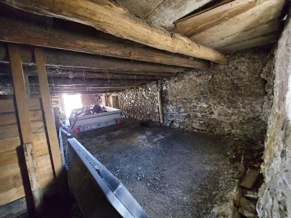 A saisir, sur une parcelle clôturée de 350m², à vendre ensemble immobilier constituer d'un garage, remise/grange, poulailler