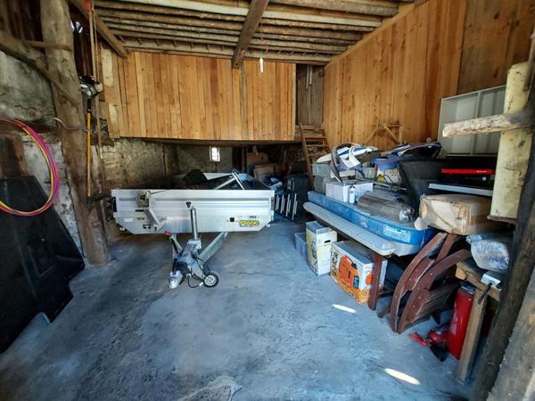 A saisir, sur une parcelle clôturée de 350m², à vendre ensemble immobilier constituer d'un garage, remise/grange, poulailler