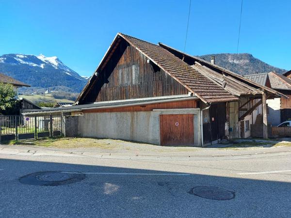 A saisir, sur une parcelle clôturée de 350m², à vendre ensemble immobilier constituer d'un garage, remise/grange, poulailler