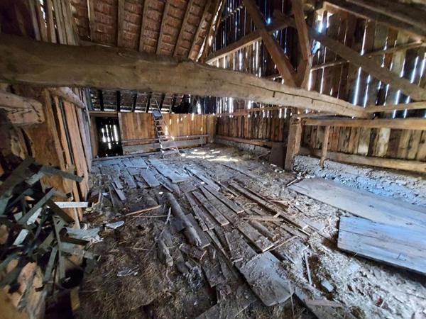 A saisir, sur une parcelle clôturée de 350m², à vendre ensemble immobilier constituer d'un garage, remise/grange, poulailler