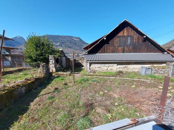 A saisir, sur une parcelle clôturée de 350m², à vendre ensemble immobilier constituer d'un garage, remise/grange, poulailler