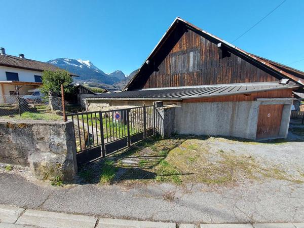 A saisir, sur une parcelle clôturée de 350m², à vendre ensemble immobilier constituer d'un garage, remise/grange, poulailler