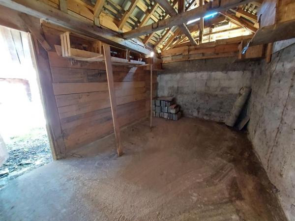 A saisir, sur une parcelle clôturée de 350m², à vendre ensemble immobilier constituer d'un garage, remise/grange, poulailler