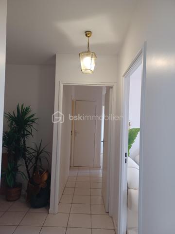 Cet appartement séduit par sa situation géographique et la vue qu’il offre.

Appartement de 67 m² composé d’une entrée spacieuse, d’une agréable pièce de vie, de deux chambres, d’une cuisine aménagée avec un grand balcon, de deux débarras, d’une cave, ainsi que d’une place de parking à l’intérieur de la copropriété. Résidence sécurisée avec un digicode, offrant un cadre de vie agréable et rassurant.

Très propre, il est situé à proximité de toutes les commodités : centre-ville, écoles, commerces, magasins, bus et tram. Il se trouve également à 15 minutes à pied du RER B, hôpitaux etc...

Pour les amateurs de loisirs, le canal de l’Ourcq et sa piste cyclable permettent de belles balades. Un grand parc se situe également à proximité.

Atouts :
Très lumineux
DPE : D
Consommation énergétique : 172 kWh/m²/an
Émissions de gaz à effet de serre : 37 kg CO₂/m²/an
Charges de 300 € par mois comprenant notamment le chauffage collectif,  l'entretien des parties communes et les services de la résidence.
Les honoraires sont à la charge du vendeur. Son prix est de 140.000 €.
Libre de toute occupation

APPRTEMENT IDEAL AUSSI BIEN POUR UNE FAMILLE QUE POUR  UN INVESTISSEMENT LOCATIF.

Pour toute visite ou tout renseignements, il suffit de téléphoner à : Madame Cécile  JOACHIM - Téléphone 06.09.13.43.12. RSAC n° 887103570001 délivré par la préfecture de Bobigny.