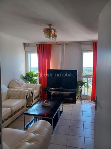 Cet appartement séduit par sa situation géographique et la vue qu’il offre.

Appartement de 67 m² composé d’une entrée spacieuse, d’une agréable pièce de vie, de deux chambres, d’une cuisine aménagée avec un grand balcon, de deux débarras, d’une cave, ainsi que d’une place de parking à l’intérieur de la copropriété. Résidence sécurisée avec un digicode, offrant un cadre de vie agréable et rassurant.

Très propre, il est situé à proximité de toutes les commodités : centre-ville, écoles, commerces, magasins, bus et tram. Il se trouve également à 15 minutes à pied du RER B, hôpitaux etc...

Pour les amateurs de loisirs, le canal de l’Ourcq et sa piste cyclable permettent de belles balades. Un grand parc se situe également à proximité.

Atouts :
Très lumineux
DPE : D
Consommation énergétique : 172 kWh/m²/an
Émissions de gaz à effet de serre : 37 kg CO₂/m²/an
Charges de 300 € par mois comprenant notamment le chauffage collectif,  l'entretien des parties communes et les services de la résidence.
Les honoraires sont à la charge du vendeur. Son prix est de 140.000 €.
Libre de toute occupation

APPRTEMENT IDEAL AUSSI BIEN POUR UNE FAMILLE QUE POUR  UN INVESTISSEMENT LOCATIF.

Pour toute visite ou tout renseignements, il suffit de téléphoner à : Madame Cécile  JOACHIM - Téléphone 06.09.13.43.12. RSAC n° 887103570001 délivré par la préfecture de Bobigny.