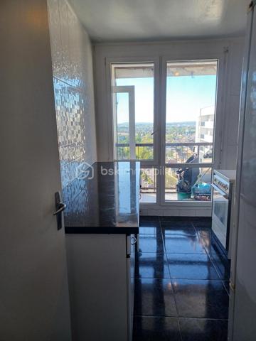 Cet appartement séduit par sa situation géographique et la vue qu’il offre.

Appartement de 67 m² composé d’une entrée spacieuse, d’une agréable pièce de vie, de deux chambres, d’une cuisine aménagée avec un grand balcon, de deux débarras, d’une cave, ainsi que d’une place de parking à l’intérieur de la copropriété. Résidence sécurisée avec un digicode, offrant un cadre de vie agréable et rassurant.

Très propre, il est situé à proximité de toutes les commodités : centre-ville, écoles, commerces, magasins, bus et tram. Il se trouve également à 15 minutes à pied du RER B, hôpitaux etc...

Pour les amateurs de loisirs, le canal de l’Ourcq et sa piste cyclable permettent de belles balades. Un grand parc se situe également à proximité.

Atouts :
Très lumineux
DPE : D
Consommation énergétique : 172 kWh/m²/an
Émissions de gaz à effet de serre : 37 kg CO₂/m²/an
Charges de 300 € par mois comprenant notamment le chauffage collectif,  l'entretien des parties communes et les services de la résidence.
Les honoraires sont à la charge du vendeur. Son prix est de 140.000 €.
Libre de toute occupation

APPRTEMENT IDEAL AUSSI BIEN POUR UNE FAMILLE QUE POUR  UN INVESTISSEMENT LOCATIF.

Pour toute visite ou tout renseignements, il suffit de téléphoner à : Madame Cécile  JOACHIM - Téléphone 06.09.13.43.12. RSAC n° 887103570001 délivré par la préfecture de Bobigny.