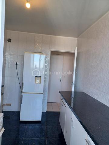 Cet appartement séduit par sa situation géographique et la vue qu’il offre.

Appartement de 67 m² composé d’une entrée spacieuse, d’une agréable pièce de vie, de deux chambres, d’une cuisine aménagée avec un grand balcon, de deux débarras, d’une cave, ainsi que d’une place de parking à l’intérieur de la copropriété. Résidence sécurisée avec un digicode, offrant un cadre de vie agréable et rassurant.

Très propre, il est situé à proximité de toutes les commodités : centre-ville, écoles, commerces, magasins, bus et tram. Il se trouve également à 15 minutes à pied du RER B, hôpitaux etc...

Pour les amateurs de loisirs, le canal de l’Ourcq et sa piste cyclable permettent de belles balades. Un grand parc se situe également à proximité.

Atouts :
Très lumineux
DPE : D
Consommation énergétique : 172 kWh/m²/an
Émissions de gaz à effet de serre : 37 kg CO₂/m²/an
Charges de 300 € par mois comprenant notamment le chauffage collectif,  l'entretien des parties communes et les services de la résidence.
Les honoraires sont à la charge du vendeur. Son prix est de 140.000 €.
Libre de toute occupation

APPRTEMENT IDEAL AUSSI BIEN POUR UNE FAMILLE QUE POUR  UN INVESTISSEMENT LOCATIF.

Pour toute visite ou tout renseignements, il suffit de téléphoner à : Madame Cécile  JOACHIM - Téléphone 06.09.13.43.12. RSAC n° 887103570001 délivré par la préfecture de Bobigny.