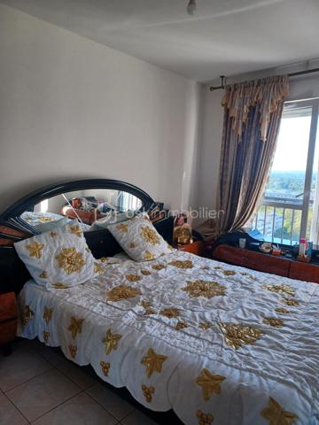Cet appartement séduit par sa situation géographique et la vue qu’il offre.

Appartement de 67 m² composé d’une entrée spacieuse, d’une agréable pièce de vie, de deux chambres, d’une cuisine aménagée avec un grand balcon, de deux débarras, d’une cave, ainsi que d’une place de parking à l’intérieur de la copropriété. Résidence sécurisée avec un digicode, offrant un cadre de vie agréable et rassurant.

Très propre, il est situé à proximité de toutes les commodités : centre-ville, écoles, commerces, magasins, bus et tram. Il se trouve également à 15 minutes à pied du RER B, hôpitaux etc...

Pour les amateurs de loisirs, le canal de l’Ourcq et sa piste cyclable permettent de belles balades. Un grand parc se situe également à proximité.

Atouts :
Très lumineux
DPE : D
Consommation énergétique : 172 kWh/m²/an
Émissions de gaz à effet de serre : 37 kg CO₂/m²/an
Charges de 300 € par mois comprenant notamment le chauffage collectif,  l'entretien des parties communes et les services de la résidence.
Les honoraires sont à la charge du vendeur. Son prix est de 140.000 €.
Libre de toute occupation

APPRTEMENT IDEAL AUSSI BIEN POUR UNE FAMILLE QUE POUR  UN INVESTISSEMENT LOCATIF.

Pour toute visite ou tout renseignements, il suffit de téléphoner à : Madame Cécile  JOACHIM - Téléphone 06.09.13.43.12. RSAC n° 887103570001 délivré par la préfecture de Bobigny.