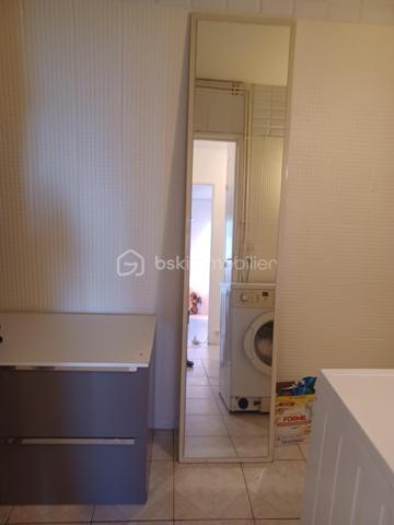 Cet appartement séduit par sa situation géographique et la vue qu’il offre.

Appartement de 67 m² composé d’une entrée spacieuse, d’une agréable pièce de vie, de deux chambres, d’une cuisine aménagée avec un grand balcon, de deux débarras, d’une cave, ainsi que d’une place de parking à l’intérieur de la copropriété. Résidence sécurisée avec un digicode, offrant un cadre de vie agréable et rassurant.

Très propre, il est situé à proximité de toutes les commodités : centre-ville, écoles, commerces, magasins, bus et tram. Il se trouve également à 15 minutes à pied du RER B, hôpitaux etc...

Pour les amateurs de loisirs, le canal de l’Ourcq et sa piste cyclable permettent de belles balades. Un grand parc se situe également à proximité.

Atouts :
Très lumineux
DPE : D
Consommation énergétique : 172 kWh/m²/an
Émissions de gaz à effet de serre : 37 kg CO₂/m²/an
Charges de 300 € par mois comprenant notamment le chauffage collectif,  l'entretien des parties communes et les services de la résidence.
Les honoraires sont à la charge du vendeur. Son prix est de 140.000 €.
Libre de toute occupation

APPRTEMENT IDEAL AUSSI BIEN POUR UNE FAMILLE QUE POUR  UN INVESTISSEMENT LOCATIF.

Pour toute visite ou tout renseignements, il suffit de téléphoner à : Madame Cécile  JOACHIM - Téléphone 06.09.13.43.12. RSAC n° 887103570001 délivré par la préfecture de Bobigny.