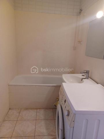 Cet appartement séduit par sa situation géographique et la vue qu’il offre.

Appartement de 67 m² composé d’une entrée spacieuse, d’une agréable pièce de vie, de deux chambres, d’une cuisine aménagée avec un grand balcon, de deux débarras, d’une cave, ainsi que d’une place de parking à l’intérieur de la copropriété. Résidence sécurisée avec un digicode, offrant un cadre de vie agréable et rassurant.

Très propre, il est situé à proximité de toutes les commodités : centre-ville, écoles, commerces, magasins, bus et tram. Il se trouve également à 15 minutes à pied du RER B, hôpitaux etc...

Pour les amateurs de loisirs, le canal de l’Ourcq et sa piste cyclable permettent de belles balades. Un grand parc se situe également à proximité.

Atouts :
Très lumineux
DPE : D
Consommation énergétique : 172 kWh/m²/an
Émissions de gaz à effet de serre : 37 kg CO₂/m²/an
Charges de 300 € par mois comprenant notamment le chauffage collectif,  l'entretien des parties communes et les services de la résidence.
Les honoraires sont à la charge du vendeur. Son prix est de 140.000 €.
Libre de toute occupation

APPRTEMENT IDEAL AUSSI BIEN POUR UNE FAMILLE QUE POUR  UN INVESTISSEMENT LOCATIF.

Pour toute visite ou tout renseignements, il suffit de téléphoner à : Madame Cécile  JOACHIM - Téléphone 06.09.13.43.12. RSAC n° 887103570001 délivré par la préfecture de Bobigny.