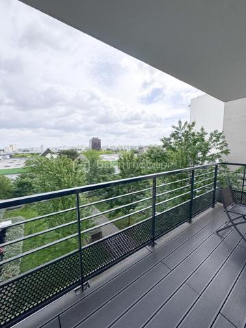 Nadia ARAMIS -BSK Immobilier vous propose en exclusivité ce magnifique appartement de type F3, situé au sein d’une résidence récente, sécurisée et dotée d’un ascenseur, à proximité immédiate du RER E Rosny-Bois-Perrier, du métro ligne 11 Rosny-Bois-Perrier, du RER A Val-de-Fontenay, des écoles et de toutes les commodités.
Situé au 3ᵉ étage, cet appartement lumineux de 59,28 m², avec un grand balcon de 6,70 m², bénéficie d’un emplacement privilégié tout en offrant un environnement calme grâce à son exposition sur l’arrière de la copropriété, et non sur la rue.

Il se compose de :
• Une entrée avec placard de rangement
• Un bel espace de vie salon / salle à manger ouvert sur une cuisine équipée et aménagée
• Deux chambres
• Une salle de bain avec rangements sur mesure
• Un balcon agréable
• De nombreux espaces optimisés et aménagés

 Les + du bien :
• Chauffage, compris dans les charges, eau, chaude, eau froide et entretien des parties communes! 
• Résidence récente réceptionnée en 2014
• Ascenseur
• Place de parking privative
• Possibilité d’installation d’une borne électrique
• Appartement fonctionnel et parfaitement entretenu
• Cuisine aménagée
• Parquet et nombreux rangements sur mesure
• Proximité immédiate transports, écoles et commerces
transports : Bus 124, RER E Rosny-Bois-Perrier, métro ligne 11 Rosny-Bois-Perrier, du RER A Val-de-Fontenay,
Idéal pour une résidence principale, un jeune couple, une famille ou un investissement de qualité sur un secteur recherché de Rosny-sous-Bois.
📞 Une visite s’impose !