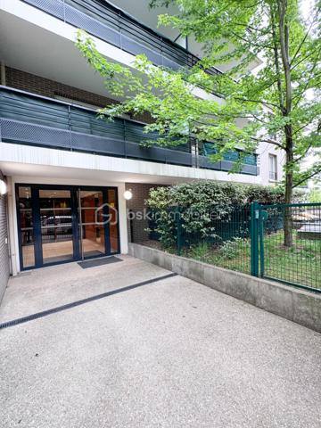 Nadia ARAMIS -BSK Immobilier vous propose en exclusivité ce magnifique appartement de type F3, situé au sein d’une résidence récente, sécurisée et dotée d’un ascenseur, à proximité immédiate du RER E Rosny-Bois-Perrier, du métro ligne 11 Rosny-Bois-Perrier, du RER A Val-de-Fontenay, des écoles et de toutes les commodités.
Situé au 3ᵉ étage, cet appartement lumineux de 59,28 m², avec un grand balcon de 6,70 m², bénéficie d’un emplacement privilégié tout en offrant un environnement calme grâce à son exposition sur l’arrière de la copropriété, et non sur la rue.

Il se compose de :
• Une entrée avec placard de rangement
• Un bel espace de vie salon / salle à manger ouvert sur une cuisine équipée et aménagée
• Deux chambres
• Une salle de bain avec rangements sur mesure
• Un balcon agréable
• De nombreux espaces optimisés et aménagés

 Les + du bien :
• Chauffage, compris dans les charges, eau, chaude, eau froide et entretien des parties communes! 
• Résidence récente réceptionnée en 2014
• Ascenseur
• Place de parking privative
• Possibilité d’installation d’une borne électrique
• Appartement fonctionnel et parfaitement entretenu
• Cuisine aménagée
• Parquet et nombreux rangements sur mesure
• Proximité immédiate transports, écoles et commerces
transports : Bus 124, RER E Rosny-Bois-Perrier, métro ligne 11 Rosny-Bois-Perrier, du RER A Val-de-Fontenay,
Idéal pour une résidence principale, un jeune couple, une famille ou un investissement de qualité sur un secteur recherché de Rosny-sous-Bois.
📞 Une visite s’impose !