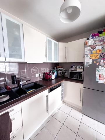 Nadia ARAMIS -BSK Immobilier vous propose en exclusivité ce magnifique appartement de type F3, situé au sein d’une résidence récente, sécurisée et dotée d’un ascenseur, à proximité immédiate du RER E Rosny-Bois-Perrier, du métro ligne 11 Rosny-Bois-Perrier, du RER A Val-de-Fontenay, des écoles et de toutes les commodités.
Situé au 3ᵉ étage, cet appartement lumineux de 59,28 m², avec un grand balcon de 6,70 m², bénéficie d’un emplacement privilégié tout en offrant un environnement calme grâce à son exposition sur l’arrière de la copropriété, et non sur la rue.

Il se compose de :
• Une entrée avec placard de rangement
• Un bel espace de vie salon / salle à manger ouvert sur une cuisine équipée et aménagée
• Deux chambres
• Une salle de bain avec rangements sur mesure
• Un balcon agréable
• De nombreux espaces optimisés et aménagés

 Les + du bien :
• Chauffage, compris dans les charges, eau, chaude, eau froide et entretien des parties communes! 
• Résidence récente réceptionnée en 2014
• Ascenseur
• Place de parking privative
• Possibilité d’installation d’une borne électrique
• Appartement fonctionnel et parfaitement entretenu
• Cuisine aménagée
• Parquet et nombreux rangements sur mesure
• Proximité immédiate transports, écoles et commerces
transports : Bus 124, RER E Rosny-Bois-Perrier, métro ligne 11 Rosny-Bois-Perrier, du RER A Val-de-Fontenay,
Idéal pour une résidence principale, un jeune couple, une famille ou un investissement de qualité sur un secteur recherché de Rosny-sous-Bois.
📞 Une visite s’impose !