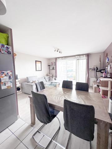 Nadia ARAMIS -BSK Immobilier vous propose en exclusivité ce magnifique appartement de type F3, situé au sein d’une résidence récente, sécurisée et dotée d’un ascenseur, à proximité immédiate du RER E Rosny-Bois-Perrier, du métro ligne 11 Rosny-Bois-Perrier, du RER A Val-de-Fontenay, des écoles et de toutes les commodités.
Situé au 3ᵉ étage, cet appartement lumineux de 59,28 m², avec un grand balcon de 6,70 m², bénéficie d’un emplacement privilégié tout en offrant un environnement calme grâce à son exposition sur l’arrière de la copropriété, et non sur la rue.

Il se compose de :
• Une entrée avec placard de rangement
• Un bel espace de vie salon / salle à manger ouvert sur une cuisine équipée et aménagée
• Deux chambres
• Une salle de bain avec rangements sur mesure
• Un balcon agréable
• De nombreux espaces optimisés et aménagés

 Les + du bien :
• Chauffage, compris dans les charges, eau, chaude, eau froide et entretien des parties communes! 
• Résidence récente réceptionnée en 2014
• Ascenseur
• Place de parking privative
• Possibilité d’installation d’une borne électrique
• Appartement fonctionnel et parfaitement entretenu
• Cuisine aménagée
• Parquet et nombreux rangements sur mesure
• Proximité immédiate transports, écoles et commerces
transports : Bus 124, RER E Rosny-Bois-Perrier, métro ligne 11 Rosny-Bois-Perrier, du RER A Val-de-Fontenay,
Idéal pour une résidence principale, un jeune couple, une famille ou un investissement de qualité sur un secteur recherché de Rosny-sous-Bois.
📞 Une visite s’impose !