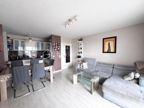 Nadia ARAMIS -BSK Immobilier vous propose en exclusivité ce magnifique appartement de type F3, situé au sein d’une résidence récente, sécurisée et dotée d’un ascenseur, à proximité immédiate du RER E Rosny-Bois-Perrier, du métro ligne 11 Rosny-Bois-Perrier, du RER A Val-de-Fontenay, des écoles et de toutes les commodités.
Situé au 3ᵉ étage, cet appartement lumineux de 59,28 m², avec un grand balcon de 6,70 m², bénéficie d’un emplacement privilégié tout en offrant un environnement calme grâce à son exposition sur l’arrière de la copropriété, et non sur la rue.

Il se compose de :
• Une entrée avec placard de rangement
• Un bel espace de vie salon / salle à manger ouvert sur une cuisine équipée et aménagée
• Deux chambres
• Une salle de bain avec rangements sur mesure
• Un balcon agréable
• De nombreux espaces optimisés et aménagés

 Les + du bien :
• Chauffage, compris dans les charges, eau, chaude, eau froide et entretien des parties communes! 
• Résidence récente réceptionnée en 2014
• Ascenseur
• Place de parking privative
• Possibilité d’installation d’une borne électrique
• Appartement fonctionnel et parfaitement entretenu
• Cuisine aménagée
• Parquet et nombreux rangements sur mesure
• Proximité immédiate transports, écoles et commerces
transports : Bus 124, RER E Rosny-Bois-Perrier, métro ligne 11 Rosny-Bois-Perrier, du RER A Val-de-Fontenay,
Idéal pour une résidence principale, un jeune couple, une famille ou un investissement de qualité sur un secteur recherché de Rosny-sous-Bois.
📞 Une visite s’impose !