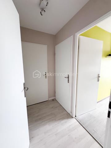 Nadia ARAMIS -BSK Immobilier vous propose en exclusivité ce magnifique appartement de type F3, situé au sein d’une résidence récente, sécurisée et dotée d’un ascenseur, à proximité immédiate du RER E Rosny-Bois-Perrier, du métro ligne 11 Rosny-Bois-Perrier, du RER A Val-de-Fontenay, des écoles et de toutes les commodités.
Situé au 3ᵉ étage, cet appartement lumineux de 59,28 m², avec un grand balcon de 6,70 m², bénéficie d’un emplacement privilégié tout en offrant un environnement calme grâce à son exposition sur l’arrière de la copropriété, et non sur la rue.

Il se compose de :
• Une entrée avec placard de rangement
• Un bel espace de vie salon / salle à manger ouvert sur une cuisine équipée et aménagée
• Deux chambres
• Une salle de bain avec rangements sur mesure
• Un balcon agréable
• De nombreux espaces optimisés et aménagés

 Les + du bien :
• Chauffage, compris dans les charges, eau, chaude, eau froide et entretien des parties communes! 
• Résidence récente réceptionnée en 2014
• Ascenseur
• Place de parking privative
• Possibilité d’installation d’une borne électrique
• Appartement fonctionnel et parfaitement entretenu
• Cuisine aménagée
• Parquet et nombreux rangements sur mesure
• Proximité immédiate transports, écoles et commerces
transports : Bus 124, RER E Rosny-Bois-Perrier, métro ligne 11 Rosny-Bois-Perrier, du RER A Val-de-Fontenay,
Idéal pour une résidence principale, un jeune couple, une famille ou un investissement de qualité sur un secteur recherché de Rosny-sous-Bois.
📞 Une visite s’impose !