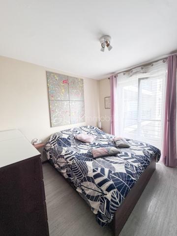 Nadia ARAMIS -BSK Immobilier vous propose en exclusivité ce magnifique appartement de type F3, situé au sein d’une résidence récente, sécurisée et dotée d’un ascenseur, à proximité immédiate du RER E Rosny-Bois-Perrier, du métro ligne 11 Rosny-Bois-Perrier, du RER A Val-de-Fontenay, des écoles et de toutes les commodités.
Situé au 3ᵉ étage, cet appartement lumineux de 59,28 m², avec un grand balcon de 6,70 m², bénéficie d’un emplacement privilégié tout en offrant un environnement calme grâce à son exposition sur l’arrière de la copropriété, et non sur la rue.

Il se compose de :
• Une entrée avec placard de rangement
• Un bel espace de vie salon / salle à manger ouvert sur une cuisine équipée et aménagée
• Deux chambres
• Une salle de bain avec rangements sur mesure
• Un balcon agréable
• De nombreux espaces optimisés et aménagés

 Les + du bien :
• Chauffage, compris dans les charges, eau, chaude, eau froide et entretien des parties communes! 
• Résidence récente réceptionnée en 2014
• Ascenseur
• Place de parking privative
• Possibilité d’installation d’une borne électrique
• Appartement fonctionnel et parfaitement entretenu
• Cuisine aménagée
• Parquet et nombreux rangements sur mesure
• Proximité immédiate transports, écoles et commerces
transports : Bus 124, RER E Rosny-Bois-Perrier, métro ligne 11 Rosny-Bois-Perrier, du RER A Val-de-Fontenay,
Idéal pour une résidence principale, un jeune couple, une famille ou un investissement de qualité sur un secteur recherché de Rosny-sous-Bois.
📞 Une visite s’impose !