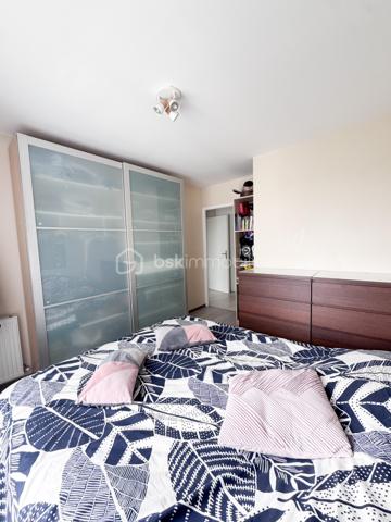 Nadia ARAMIS -BSK Immobilier vous propose en exclusivité ce magnifique appartement de type F3, situé au sein d’une résidence récente, sécurisée et dotée d’un ascenseur, à proximité immédiate du RER E Rosny-Bois-Perrier, du métro ligne 11 Rosny-Bois-Perrier, du RER A Val-de-Fontenay, des écoles et de toutes les commodités.
Situé au 3ᵉ étage, cet appartement lumineux de 59,28 m², avec un grand balcon de 6,70 m², bénéficie d’un emplacement privilégié tout en offrant un environnement calme grâce à son exposition sur l’arrière de la copropriété, et non sur la rue.

Il se compose de :
• Une entrée avec placard de rangement
• Un bel espace de vie salon / salle à manger ouvert sur une cuisine équipée et aménagée
• Deux chambres
• Une salle de bain avec rangements sur mesure
• Un balcon agréable
• De nombreux espaces optimisés et aménagés

 Les + du bien :
• Chauffage, compris dans les charges, eau, chaude, eau froide et entretien des parties communes! 
• Résidence récente réceptionnée en 2014
• Ascenseur
• Place de parking privative
• Possibilité d’installation d’une borne électrique
• Appartement fonctionnel et parfaitement entretenu
• Cuisine aménagée
• Parquet et nombreux rangements sur mesure
• Proximité immédiate transports, écoles et commerces
transports : Bus 124, RER E Rosny-Bois-Perrier, métro ligne 11 Rosny-Bois-Perrier, du RER A Val-de-Fontenay,
Idéal pour une résidence principale, un jeune couple, une famille ou un investissement de qualité sur un secteur recherché de Rosny-sous-Bois.
📞 Une visite s’impose !