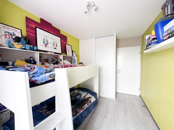 Nadia ARAMIS -BSK Immobilier vous propose en exclusivité ce magnifique appartement de type F3, situé au sein d’une résidence récente, sécurisée et dotée d’un ascenseur, à proximité immédiate du RER E Rosny-Bois-Perrier, du métro ligne 11 Rosny-Bois-Perrier, du RER A Val-de-Fontenay, des écoles et de toutes les commodités.
Situé au 3ᵉ étage, cet appartement lumineux de 59,28 m², avec un grand balcon de 6,70 m², bénéficie d’un emplacement privilégié tout en offrant un environnement calme grâce à son exposition sur l’arrière de la copropriété, et non sur la rue.

Il se compose de :
• Une entrée avec placard de rangement
• Un bel espace de vie salon / salle à manger ouvert sur une cuisine équipée et aménagée
• Deux chambres
• Une salle de bain avec rangements sur mesure
• Un balcon agréable
• De nombreux espaces optimisés et aménagés

 Les + du bien :
• Chauffage, compris dans les charges, eau, chaude, eau froide et entretien des parties communes! 
• Résidence récente réceptionnée en 2014
• Ascenseur
• Place de parking privative
• Possibilité d’installation d’une borne électrique
• Appartement fonctionnel et parfaitement entretenu
• Cuisine aménagée
• Parquet et nombreux rangements sur mesure
• Proximité immédiate transports, écoles et commerces
transports : Bus 124, RER E Rosny-Bois-Perrier, métro ligne 11 Rosny-Bois-Perrier, du RER A Val-de-Fontenay,
Idéal pour une résidence principale, un jeune couple, une famille ou un investissement de qualité sur un secteur recherché de Rosny-sous-Bois.
📞 Une visite s’impose !