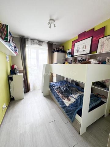 Nadia ARAMIS -BSK Immobilier vous propose en exclusivité ce magnifique appartement de type F3, situé au sein d’une résidence récente, sécurisée et dotée d’un ascenseur, à proximité immédiate du RER E Rosny-Bois-Perrier, du métro ligne 11 Rosny-Bois-Perrier, du RER A Val-de-Fontenay, des écoles et de toutes les commodités.
Situé au 3ᵉ étage, cet appartement lumineux de 59,28 m², avec un grand balcon de 6,70 m², bénéficie d’un emplacement privilégié tout en offrant un environnement calme grâce à son exposition sur l’arrière de la copropriété, et non sur la rue.

Il se compose de :
• Une entrée avec placard de rangement
• Un bel espace de vie salon / salle à manger ouvert sur une cuisine équipée et aménagée
• Deux chambres
• Une salle de bain avec rangements sur mesure
• Un balcon agréable
• De nombreux espaces optimisés et aménagés

 Les + du bien :
• Chauffage, compris dans les charges, eau, chaude, eau froide et entretien des parties communes! 
• Résidence récente réceptionnée en 2014
• Ascenseur
• Place de parking privative
• Possibilité d’installation d’une borne électrique
• Appartement fonctionnel et parfaitement entretenu
• Cuisine aménagée
• Parquet et nombreux rangements sur mesure
• Proximité immédiate transports, écoles et commerces
transports : Bus 124, RER E Rosny-Bois-Perrier, métro ligne 11 Rosny-Bois-Perrier, du RER A Val-de-Fontenay,
Idéal pour une résidence principale, un jeune couple, une famille ou un investissement de qualité sur un secteur recherché de Rosny-sous-Bois.
📞 Une visite s’impose !