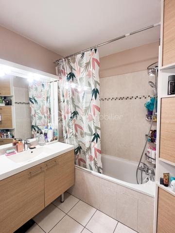 Nadia ARAMIS -BSK Immobilier vous propose en exclusivité ce magnifique appartement de type F3, situé au sein d’une résidence récente, sécurisée et dotée d’un ascenseur, à proximité immédiate du RER E Rosny-Bois-Perrier, du métro ligne 11 Rosny-Bois-Perrier, du RER A Val-de-Fontenay, des écoles et de toutes les commodités.
Situé au 3ᵉ étage, cet appartement lumineux de 59,28 m², avec un grand balcon de 6,70 m², bénéficie d’un emplacement privilégié tout en offrant un environnement calme grâce à son exposition sur l’arrière de la copropriété, et non sur la rue.

Il se compose de :
• Une entrée avec placard de rangement
• Un bel espace de vie salon / salle à manger ouvert sur une cuisine équipée et aménagée
• Deux chambres
• Une salle de bain avec rangements sur mesure
• Un balcon agréable
• De nombreux espaces optimisés et aménagés

 Les + du bien :
• Chauffage, compris dans les charges, eau, chaude, eau froide et entretien des parties communes! 
• Résidence récente réceptionnée en 2014
• Ascenseur
• Place de parking privative
• Possibilité d’installation d’une borne électrique
• Appartement fonctionnel et parfaitement entretenu
• Cuisine aménagée
• Parquet et nombreux rangements sur mesure
• Proximité immédiate transports, écoles et commerces
transports : Bus 124, RER E Rosny-Bois-Perrier, métro ligne 11 Rosny-Bois-Perrier, du RER A Val-de-Fontenay,
Idéal pour une résidence principale, un jeune couple, une famille ou un investissement de qualité sur un secteur recherché de Rosny-sous-Bois.
📞 Une visite s’impose !