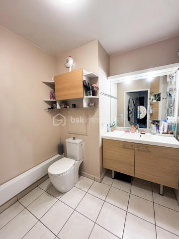 Nadia ARAMIS -BSK Immobilier vous propose en exclusivité ce magnifique appartement de type F3, situé au sein d’une résidence récente, sécurisée et dotée d’un ascenseur, à proximité immédiate du RER E Rosny-Bois-Perrier, du métro ligne 11 Rosny-Bois-Perrier, du RER A Val-de-Fontenay, des écoles et de toutes les commodités.
Situé au 3ᵉ étage, cet appartement lumineux de 59,28 m², avec un grand balcon de 6,70 m², bénéficie d’un emplacement privilégié tout en offrant un environnement calme grâce à son exposition sur l’arrière de la copropriété, et non sur la rue.

Il se compose de :
• Une entrée avec placard de rangement
• Un bel espace de vie salon / salle à manger ouvert sur une cuisine équipée et aménagée
• Deux chambres
• Une salle de bain avec rangements sur mesure
• Un balcon agréable
• De nombreux espaces optimisés et aménagés

 Les + du bien :
• Chauffage, compris dans les charges, eau, chaude, eau froide et entretien des parties communes! 
• Résidence récente réceptionnée en 2014
• Ascenseur
• Place de parking privative
• Possibilité d’installation d’une borne électrique
• Appartement fonctionnel et parfaitement entretenu
• Cuisine aménagée
• Parquet et nombreux rangements sur mesure
• Proximité immédiate transports, écoles et commerces
transports : Bus 124, RER E Rosny-Bois-Perrier, métro ligne 11 Rosny-Bois-Perrier, du RER A Val-de-Fontenay,
Idéal pour une résidence principale, un jeune couple, une famille ou un investissement de qualité sur un secteur recherché de Rosny-sous-Bois.
📞 Une visite s’impose !