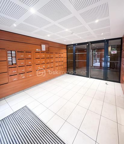 Nadia ARAMIS -BSK Immobilier vous propose en exclusivité ce magnifique appartement de type F3, situé au sein d’une résidence récente, sécurisée et dotée d’un ascenseur, à proximité immédiate du RER E Rosny-Bois-Perrier, du métro ligne 11 Rosny-Bois-Perrier, du RER A Val-de-Fontenay, des écoles et de toutes les commodités.
Situé au 3ᵉ étage, cet appartement lumineux de 59,28 m², avec un grand balcon de 6,70 m², bénéficie d’un emplacement privilégié tout en offrant un environnement calme grâce à son exposition sur l’arrière de la copropriété, et non sur la rue.

Il se compose de :
• Une entrée avec placard de rangement
• Un bel espace de vie salon / salle à manger ouvert sur une cuisine équipée et aménagée
• Deux chambres
• Une salle de bain avec rangements sur mesure
• Un balcon agréable
• De nombreux espaces optimisés et aménagés

 Les + du bien :
• Chauffage, compris dans les charges, eau, chaude, eau froide et entretien des parties communes! 
• Résidence récente réceptionnée en 2014
• Ascenseur
• Place de parking privative
• Possibilité d’installation d’une borne électrique
• Appartement fonctionnel et parfaitement entretenu
• Cuisine aménagée
• Parquet et nombreux rangements sur mesure
• Proximité immédiate transports, écoles et commerces
transports : Bus 124, RER E Rosny-Bois-Perrier, métro ligne 11 Rosny-Bois-Perrier, du RER A Val-de-Fontenay,
Idéal pour une résidence principale, un jeune couple, une famille ou un investissement de qualité sur un secteur recherché de Rosny-sous-Bois.
📞 Une visite s’impose !