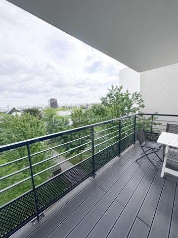 Nadia ARAMIS -BSK Immobilier vous propose en exclusivité ce magnifique appartement de type F3, situé au sein d’une résidence récente, sécurisée et dotée d’un ascenseur, à proximité immédiate du RER E Rosny-Bois-Perrier, du métro ligne 11 Rosny-Bois-Perrier, du RER A Val-de-Fontenay, des écoles et de toutes les commodités.
Situé au 3ᵉ étage, cet appartement lumineux de 59,28 m², avec un grand balcon de 6,70 m², bénéficie d’un emplacement privilégié tout en offrant un environnement calme grâce à son exposition sur l’arrière de la copropriété, et non sur la rue.

Il se compose de :
• Une entrée avec placard de rangement
• Un bel espace de vie salon / salle à manger ouvert sur une cuisine équipée et aménagée
• Deux chambres
• Une salle de bain avec rangements sur mesure
• Un balcon agréable
• De nombreux espaces optimisés et aménagés

 Les + du bien :
• Chauffage, compris dans les charges, eau, chaude, eau froide et entretien des parties communes! 
• Résidence récente réceptionnée en 2014
• Ascenseur
• Place de parking privative
• Possibilité d’installation d’une borne électrique
• Appartement fonctionnel et parfaitement entretenu
• Cuisine aménagée
• Parquet et nombreux rangements sur mesure
• Proximité immédiate transports, écoles et commerces
transports : Bus 124, RER E Rosny-Bois-Perrier, métro ligne 11 Rosny-Bois-Perrier, du RER A Val-de-Fontenay,
Idéal pour une résidence principale, un jeune couple, une famille ou un investissement de qualité sur un secteur recherché de Rosny-sous-Bois.
📞 Une visite s’impose !