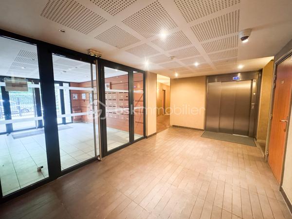 Nadia ARAMIS -BSK Immobilier vous propose en exclusivité ce magnifique appartement de type F3, situé au sein d’une résidence récente, sécurisée et dotée d’un ascenseur, à proximité immédiate du RER E Rosny-Bois-Perrier, du métro ligne 11 Rosny-Bois-Perrier, du RER A Val-de-Fontenay, des écoles et de toutes les commodités.
Situé au 3ᵉ étage, cet appartement lumineux de 59,28 m², avec un grand balcon de 6,70 m², bénéficie d’un emplacement privilégié tout en offrant un environnement calme grâce à son exposition sur l’arrière de la copropriété, et non sur la rue.

Il se compose de :
• Une entrée avec placard de rangement
• Un bel espace de vie salon / salle à manger ouvert sur une cuisine équipée et aménagée
• Deux chambres
• Une salle de bain avec rangements sur mesure
• Un balcon agréable
• De nombreux espaces optimisés et aménagés

 Les + du bien :
• Chauffage, compris dans les charges, eau, chaude, eau froide et entretien des parties communes! 
• Résidence récente réceptionnée en 2014
• Ascenseur
• Place de parking privative
• Possibilité d’installation d’une borne électrique
• Appartement fonctionnel et parfaitement entretenu
• Cuisine aménagée
• Parquet et nombreux rangements sur mesure
• Proximité immédiate transports, écoles et commerces
transports : Bus 124, RER E Rosny-Bois-Perrier, métro ligne 11 Rosny-Bois-Perrier, du RER A Val-de-Fontenay,
Idéal pour une résidence principale, un jeune couple, une famille ou un investissement de qualité sur un secteur recherché de Rosny-sous-Bois.
📞 Une visite s’impose !