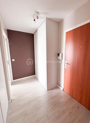 Nadia ARAMIS -BSK Immobilier vous propose en exclusivité ce magnifique appartement de type F3, situé au sein d’une résidence récente, sécurisée et dotée d’un ascenseur, à proximité immédiate du RER E Rosny-Bois-Perrier, du métro ligne 11 Rosny-Bois-Perrier, du RER A Val-de-Fontenay, des écoles et de toutes les commodités.
Situé au 3ᵉ étage, cet appartement lumineux de 59,28 m², avec un grand balcon de 6,70 m², bénéficie d’un emplacement privilégié tout en offrant un environnement calme grâce à son exposition sur l’arrière de la copropriété, et non sur la rue.

Il se compose de :
• Une entrée avec placard de rangement
• Un bel espace de vie salon / salle à manger ouvert sur une cuisine équipée et aménagée
• Deux chambres
• Une salle de bain avec rangements sur mesure
• Un balcon agréable
• De nombreux espaces optimisés et aménagés

 Les + du bien :
• Chauffage, compris dans les charges, eau, chaude, eau froide et entretien des parties communes! 
• Résidence récente réceptionnée en 2014
• Ascenseur
• Place de parking privative
• Possibilité d’installation d’une borne électrique
• Appartement fonctionnel et parfaitement entretenu
• Cuisine aménagée
• Parquet et nombreux rangements sur mesure
• Proximité immédiate transports, écoles et commerces
transports : Bus 124, RER E Rosny-Bois-Perrier, métro ligne 11 Rosny-Bois-Perrier, du RER A Val-de-Fontenay,
Idéal pour une résidence principale, un jeune couple, une famille ou un investissement de qualité sur un secteur recherché de Rosny-sous-Bois.
📞 Une visite s’impose !