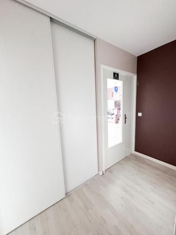 Nadia ARAMIS -BSK Immobilier vous propose en exclusivité ce magnifique appartement de type F3, situé au sein d’une résidence récente, sécurisée et dotée d’un ascenseur, à proximité immédiate du RER E Rosny-Bois-Perrier, du métro ligne 11 Rosny-Bois-Perrier, du RER A Val-de-Fontenay, des écoles et de toutes les commodités.
Situé au 3ᵉ étage, cet appartement lumineux de 59,28 m², avec un grand balcon de 6,70 m², bénéficie d’un emplacement privilégié tout en offrant un environnement calme grâce à son exposition sur l’arrière de la copropriété, et non sur la rue.

Il se compose de :
• Une entrée avec placard de rangement
• Un bel espace de vie salon / salle à manger ouvert sur une cuisine équipée et aménagée
• Deux chambres
• Une salle de bain avec rangements sur mesure
• Un balcon agréable
• De nombreux espaces optimisés et aménagés

 Les + du bien :
• Chauffage, compris dans les charges, eau, chaude, eau froide et entretien des parties communes! 
• Résidence récente réceptionnée en 2014
• Ascenseur
• Place de parking privative
• Possibilité d’installation d’une borne électrique
• Appartement fonctionnel et parfaitement entretenu
• Cuisine aménagée
• Parquet et nombreux rangements sur mesure
• Proximité immédiate transports, écoles et commerces
transports : Bus 124, RER E Rosny-Bois-Perrier, métro ligne 11 Rosny-Bois-Perrier, du RER A Val-de-Fontenay,
Idéal pour une résidence principale, un jeune couple, une famille ou un investissement de qualité sur un secteur recherché de Rosny-sous-Bois.
📞 Une visite s’impose !