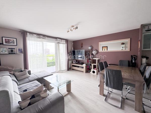 Nadia ARAMIS -BSK Immobilier vous propose en exclusivité ce magnifique appartement de type F3, situé au sein d’une résidence récente, sécurisée et dotée d’un ascenseur, à proximité immédiate du RER E Rosny-Bois-Perrier, du métro ligne 11 Rosny-Bois-Perrier, du RER A Val-de-Fontenay, des écoles et de toutes les commodités.
Situé au 3ᵉ étage, cet appartement lumineux de 59,28 m², avec un grand balcon de 6,70 m², bénéficie d’un emplacement privilégié tout en offrant un environnement calme grâce à son exposition sur l’arrière de la copropriété, et non sur la rue.

Il se compose de :
• Une entrée avec placard de rangement
• Un bel espace de vie salon / salle à manger ouvert sur une cuisine équipée et aménagée
• Deux chambres
• Une salle de bain avec rangements sur mesure
• Un balcon agréable
• De nombreux espaces optimisés et aménagés

 Les + du bien :
• Chauffage, compris dans les charges, eau, chaude, eau froide et entretien des parties communes! 
• Résidence récente réceptionnée en 2014
• Ascenseur
• Place de parking privative
• Possibilité d’installation d’une borne électrique
• Appartement fonctionnel et parfaitement entretenu
• Cuisine aménagée
• Parquet et nombreux rangements sur mesure
• Proximité immédiate transports, écoles et commerces
transports : Bus 124, RER E Rosny-Bois-Perrier, métro ligne 11 Rosny-Bois-Perrier, du RER A Val-de-Fontenay,
Idéal pour une résidence principale, un jeune couple, une famille ou un investissement de qualité sur un secteur recherché de Rosny-sous-Bois.
📞 Une visite s’impose !