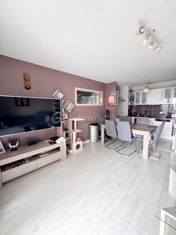 Nadia ARAMIS -BSK Immobilier vous propose en exclusivité ce magnifique appartement de type F3, situé au sein d’une résidence récente, sécurisée et dotée d’un ascenseur, à proximité immédiate du RER E Rosny-Bois-Perrier, du métro ligne 11 Rosny-Bois-Perrier, du RER A Val-de-Fontenay, des écoles et de toutes les commodités.
Situé au 3ᵉ étage, cet appartement lumineux de 59,28 m², avec un grand balcon de 6,70 m², bénéficie d’un emplacement privilégié tout en offrant un environnement calme grâce à son exposition sur l’arrière de la copropriété, et non sur la rue.

Il se compose de :
• Une entrée avec placard de rangement
• Un bel espace de vie salon / salle à manger ouvert sur une cuisine équipée et aménagée
• Deux chambres
• Une salle de bain avec rangements sur mesure
• Un balcon agréable
• De nombreux espaces optimisés et aménagés

 Les + du bien :
• Chauffage, compris dans les charges, eau, chaude, eau froide et entretien des parties communes! 
• Résidence récente réceptionnée en 2014
• Ascenseur
• Place de parking privative
• Possibilité d’installation d’une borne électrique
• Appartement fonctionnel et parfaitement entretenu
• Cuisine aménagée
• Parquet et nombreux rangements sur mesure
• Proximité immédiate transports, écoles et commerces
transports : Bus 124, RER E Rosny-Bois-Perrier, métro ligne 11 Rosny-Bois-Perrier, du RER A Val-de-Fontenay,
Idéal pour une résidence principale, un jeune couple, une famille ou un investissement de qualité sur un secteur recherché de Rosny-sous-Bois.
📞 Une visite s’impose !