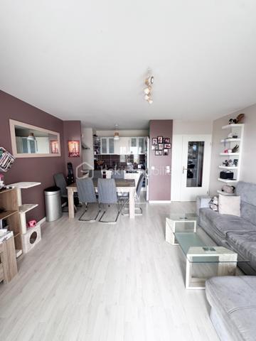 Nadia ARAMIS -BSK Immobilier vous propose en exclusivité ce magnifique appartement de type F3, situé au sein d’une résidence récente, sécurisée et dotée d’un ascenseur, à proximité immédiate du RER E Rosny-Bois-Perrier, du métro ligne 11 Rosny-Bois-Perrier, du RER A Val-de-Fontenay, des écoles et de toutes les commodités.
Situé au 3ᵉ étage, cet appartement lumineux de 59,28 m², avec un grand balcon de 6,70 m², bénéficie d’un emplacement privilégié tout en offrant un environnement calme grâce à son exposition sur l’arrière de la copropriété, et non sur la rue.

Il se compose de :
• Une entrée avec placard de rangement
• Un bel espace de vie salon / salle à manger ouvert sur une cuisine équipée et aménagée
• Deux chambres
• Une salle de bain avec rangements sur mesure
• Un balcon agréable
• De nombreux espaces optimisés et aménagés

 Les + du bien :
• Chauffage, compris dans les charges, eau, chaude, eau froide et entretien des parties communes! 
• Résidence récente réceptionnée en 2014
• Ascenseur
• Place de parking privative
• Possibilité d’installation d’une borne électrique
• Appartement fonctionnel et parfaitement entretenu
• Cuisine aménagée
• Parquet et nombreux rangements sur mesure
• Proximité immédiate transports, écoles et commerces
transports : Bus 124, RER E Rosny-Bois-Perrier, métro ligne 11 Rosny-Bois-Perrier, du RER A Val-de-Fontenay,
Idéal pour une résidence principale, un jeune couple, une famille ou un investissement de qualité sur un secteur recherché de Rosny-sous-Bois.
📞 Une visite s’impose !