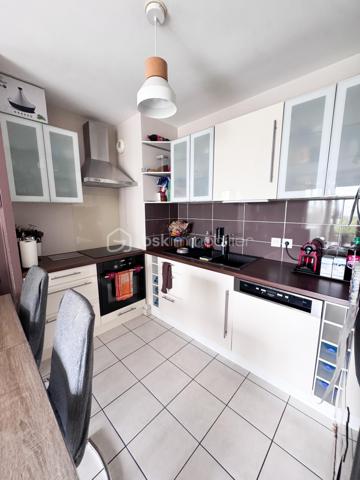 Nadia ARAMIS -BSK Immobilier vous propose en exclusivité ce magnifique appartement de type F3, situé au sein d’une résidence récente, sécurisée et dotée d’un ascenseur, à proximité immédiate du RER E Rosny-Bois-Perrier, du métro ligne 11 Rosny-Bois-Perrier, du RER A Val-de-Fontenay, des écoles et de toutes les commodités.
Situé au 3ᵉ étage, cet appartement lumineux de 59,28 m², avec un grand balcon de 6,70 m², bénéficie d’un emplacement privilégié tout en offrant un environnement calme grâce à son exposition sur l’arrière de la copropriété, et non sur la rue.

Il se compose de :
• Une entrée avec placard de rangement
• Un bel espace de vie salon / salle à manger ouvert sur une cuisine équipée et aménagée
• Deux chambres
• Une salle de bain avec rangements sur mesure
• Un balcon agréable
• De nombreux espaces optimisés et aménagés

 Les + du bien :
• Chauffage, compris dans les charges, eau, chaude, eau froide et entretien des parties communes! 
• Résidence récente réceptionnée en 2014
• Ascenseur
• Place de parking privative
• Possibilité d’installation d’une borne électrique
• Appartement fonctionnel et parfaitement entretenu
• Cuisine aménagée
• Parquet et nombreux rangements sur mesure
• Proximité immédiate transports, écoles et commerces
transports : Bus 124, RER E Rosny-Bois-Perrier, métro ligne 11 Rosny-Bois-Perrier, du RER A Val-de-Fontenay,
Idéal pour une résidence principale, un jeune couple, une famille ou un investissement de qualité sur un secteur recherché de Rosny-sous-Bois.
📞 Une visite s’impose !