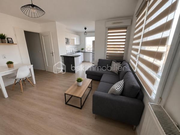 Situé au cœur du secteur recherché de la Papeterie à Éragny-sur-Oise, cet agréable appartement de 58 m² offre un cadre de vie idéal, alliant tranquillité, modernité et proximité des services. 

L’appartement s’ouvre sur une entrée spacieuse menant à une belle pièce de vie lumineuse comprenant un séjour et une cuisine ouverte.

Deux chambres confortables viennent compléter l’espace nuit, ainsi qu’une salle de bain fonctionnelle et des toilettes séparées.
Vous profiterez également d’un agréable balcon, parfait pour se détendre ou partager un moment en extérieur.

•⁠  ⁠Belle luminosité et agencement optimisé
•⁠  ⁠À proximité immédiate des transports (RER A / Ligne J), écoles, commerces et bords de l’Oise
•⁠  ⁠Quartier apprécié pour sa qualité de vie
•⁠  ⁠Accès rapide à l'A15 et aux grands pôles commerciaux.
.