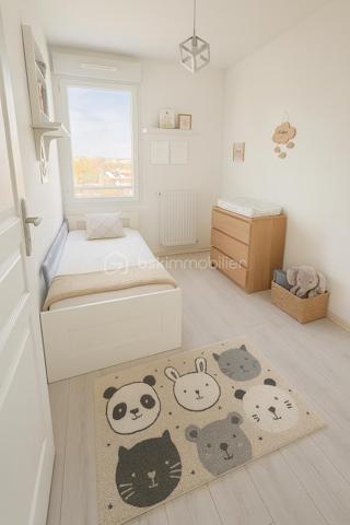 Situé au cœur du secteur recherché de la Papeterie à Éragny-sur-Oise, cet agréable appartement de 58 m² offre un cadre de vie idéal, alliant tranquillité, modernité et proximité des services. 

L’appartement s’ouvre sur une entrée spacieuse menant à une belle pièce de vie lumineuse comprenant un séjour et une cuisine ouverte.

Deux chambres confortables viennent compléter l’espace nuit, ainsi qu’une salle de bain fonctionnelle et des toilettes séparées.
Vous profiterez également d’un agréable balcon, parfait pour se détendre ou partager un moment en extérieur.

•⁠  ⁠Belle luminosité et agencement optimisé
•⁠  ⁠À proximité immédiate des transports (RER A / Ligne J), écoles, commerces et bords de l’Oise
•⁠  ⁠Quartier apprécié pour sa qualité de vie
•⁠  ⁠Accès rapide à l'A15 et aux grands pôles commerciaux.
.