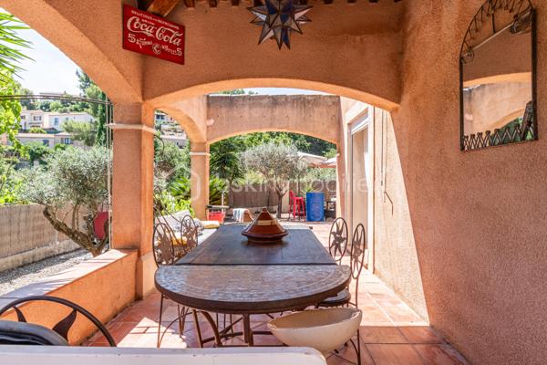 En EXCLUSIVITÉ,   située  dans un des quartiers les plus recherchés de la commune de Hyères, au sein du  PARC du MONT DES OISEAUX,  cette maison agréable à vivre  de 125 m² offre un cadre de vie idéal pour les familles aimant le confort.  Elle associe espace et fonctionnalité à la perfection. 

Edifiée en 2000, Je vous propose cette villa sur 2 niveaux sur un terrain aménagé avec goûts.

Son espace intérieur chaleureux et accueillant comprend un séjour avec cheminée, une cuisine moderne, 3 suites parentales toutes équipées de salle de douche,  un bureau, 3 wc, une buanderie.

Deux grandes terrasses élégamment aménagées pour recevoir vos invités et profiter des  moments largement ensoleillés  de notre belle ville de Hyères.

Le  Solarium, avec un bel aperçu Mer vous séduira pour vos moments de lecture.

Profitez de plus de 400 m2 de terrain privé, idéal pour se ressourcer autour de la piscine dans une ambiance digne de Bali. 

Les + : chauffage au sol avec pompe à chaleur, Aspiration intégrée, climatisation dans la suite parentale, beaucoup de rangements. Exposition Est et Sud

Résidence FERMÉE et SÉCURISÉE. Proximité ECOLES de COSTEBELLE, , COMMERCES, PLAGES 

Idéal HABITATION PRINCIPALE  ou  RÉSIDENCE SECONDAIRE  

Contact pour visite : Isabelle Bassac au 06 33 64 15 64 ou mail i.bassac@bskimmobilier.com