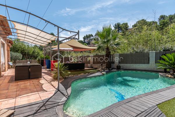 En EXCLUSIVITÉ,   située  dans un des quartiers les plus recherchés de la commune de Hyères, au sein du  PARC du MONT DES OISEAUX,  cette maison agréable à vivre  de 125 m² offre un cadre de vie idéal pour les familles aimant le confort.  Elle associe espace et fonctionnalité à la perfection. 

Edifiée en 2000, Je vous propose cette villa sur 2 niveaux sur un terrain aménagé avec goûts.

Son espace intérieur chaleureux et accueillant comprend un séjour avec cheminée, une cuisine moderne, 3 suites parentales toutes équipées de salle de douche,  un bureau, 3 wc, une buanderie.

Deux grandes terrasses élégamment aménagées pour recevoir vos invités et profiter des  moments largement ensoleillés  de notre belle ville de Hyères.

Le  Solarium, avec un bel aperçu Mer vous séduira pour vos moments de lecture.

Profitez de plus de 400 m2 de terrain privé, idéal pour se ressourcer autour de la piscine dans une ambiance digne de Bali. 

Les + : chauffage au sol avec pompe à chaleur, Aspiration intégrée, climatisation dans la suite parentale, beaucoup de rangements. Exposition Est et Sud

Résidence FERMÉE et SÉCURISÉE. Proximité ECOLES de COSTEBELLE, , COMMERCES, PLAGES 

Idéal HABITATION PRINCIPALE  ou  RÉSIDENCE SECONDAIRE  

Contact pour visite : Isabelle Bassac au 06 33 64 15 64 ou mail i.bassac@bskimmobilier.com