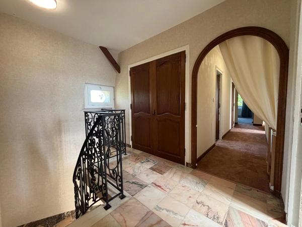 Grande maison familiale située dans un endroit calme, à proximité des commodités