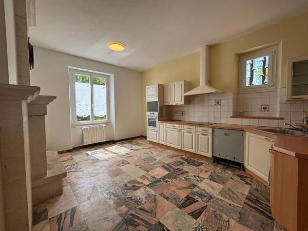 Grande maison familiale située dans un endroit calme, à proximité des commodités