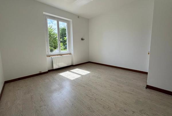 Grande maison familiale située dans un endroit calme, à proximité des commodités