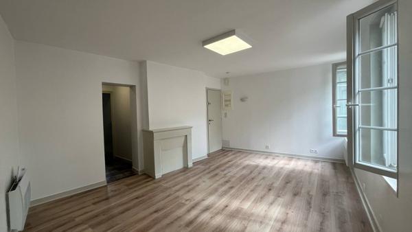 Studio
                                                                                                                                                                                                                                                                                                                        1 pièce(s)                                                                                                                                                                                                                                                                                                                              34.96  m²