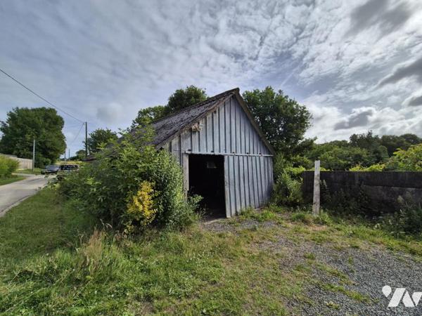 SAINT-ABRAHAM – Maison en pierre avec hangar et jardin