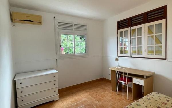 Maison à louer    5 pièces •  Le Gosier