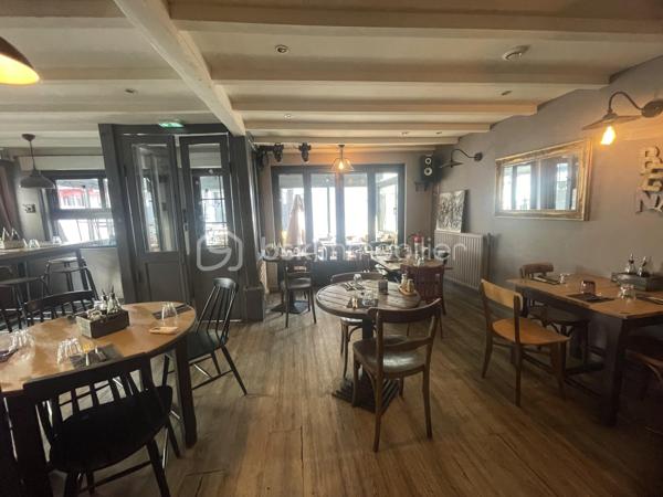 Affaire exceptionnelle, CESSION DE PAS DE PORTE : BAR Licence IV - Restaurant - Brasserie 

Emplacement de premier choix dans le centre ville de Beauvais, secteur piétonnier.

Je vous propose cet établissement d'une surface de 70 m² environ qui se compose d'une salle au RDC avec espace Bar, pouvant accueillir 70 couverts.
Cet établissement dispose aussi d’une terrasse de 20 m²

Équipements :
Un espace cuisine traditionnelle 
Le matériel est récent, tout est fait pour réaliser une activité immédiate et sans investissements supplémentaires. Pas de travaux à prévoir.
Parkings à proximité

Loyer 1990 € / mensuel 
Taxe Foncière : comprise dans le loyer
Bail commercial de 3/6/9
Honoraires : charge acquéreur