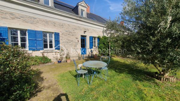 Grande longère rénovée – Charme, espace et proximité de la Loire

À seulement 2 minutes en voiture de la Loire et de la gare SNCF, et 7 minutes à pied de la Loire, découvrez cette magnifique longère de 1900 d’environ 300 m² habitables, entièrement rénovée. Située en campagne de La Bohalle, cette demeure allie le charme de l’ancien (tomettes, poutres apparentes) et le confort moderne, offrant un cadre de vie idéal pour une grande famille , un projet d'accueil ou une profession libérale souhaitant allier vie professionnelle et familiale.

Dès l’entrée, le charme opère :

Deux salons et une salle à manger aux beaux volumes pour des moments de convivialité.
Une belle cuisine aménagée et équipée, de spacieuse et fonctionnelle.
Un bureau de 17m², parfait pour le télétravail.
Une grande salle de jeux de 40m² pour le plaisir des petits et des grands.
Une buanderie, une chaufferie , un WC et une salle de bain complètent le rez-de-chaussée.
À l’étage, 8 chambres lumineuses dont 2 de 16m² offrent tout le confort nécessaire à une grande famille ou pour recevoir, accompagnées de 2 salles d’eau avec WC.

Le tout est implanté sur un superbe terrain de plus de 1136 m², offrant un cadre naturel préservé, parfait pour se détendre ou organiser des moments en extérieur.

Profitez d’un environnement paisible, tout en étant à proximité immédiate des commodités et des transports.

Une maison coup de cœur à découvrir sans tarder ! Contactez-moi pour plus d’informations