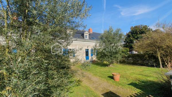 Grande longère rénovée – Charme, espace et proximité de la Loire

À seulement 2 minutes en voiture de la Loire et de la gare SNCF, et 7 minutes à pied de la Loire, découvrez cette magnifique longère de 1900 d’environ 300 m² habitables, entièrement rénovée. Située en campagne de La Bohalle, cette demeure allie le charme de l’ancien (tomettes, poutres apparentes) et le confort moderne, offrant un cadre de vie idéal pour une grande famille , un projet d'accueil ou une profession libérale souhaitant allier vie professionnelle et familiale.

Dès l’entrée, le charme opère :

Deux salons et une salle à manger aux beaux volumes pour des moments de convivialité.
Une belle cuisine aménagée et équipée, de spacieuse et fonctionnelle.
Un bureau de 17m², parfait pour le télétravail.
Une grande salle de jeux de 40m² pour le plaisir des petits et des grands.
Une buanderie, une chaufferie , un WC et une salle de bain complètent le rez-de-chaussée.
À l’étage, 8 chambres lumineuses dont 2 de 16m² offrent tout le confort nécessaire à une grande famille ou pour recevoir, accompagnées de 2 salles d’eau avec WC.

Le tout est implanté sur un superbe terrain de plus de 1136 m², offrant un cadre naturel préservé, parfait pour se détendre ou organiser des moments en extérieur.

Profitez d’un environnement paisible, tout en étant à proximité immédiate des commodités et des transports.

Une maison coup de cœur à découvrir sans tarder ! Contactez-moi pour plus d’informations