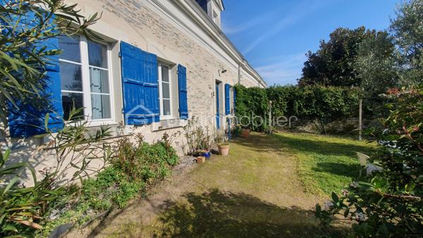 Grande longère rénovée – Charme, espace et proximité de la Loire

À seulement 2 minutes en voiture de la Loire et de la gare SNCF, et 7 minutes à pied de la Loire, découvrez cette magnifique longère de 1900 d’environ 300 m² habitables, entièrement rénovée. Située en campagne de La Bohalle, cette demeure allie le charme de l’ancien (tomettes, poutres apparentes) et le confort moderne, offrant un cadre de vie idéal pour une grande famille , un projet d'accueil ou une profession libérale souhaitant allier vie professionnelle et familiale.

Dès l’entrée, le charme opère :

Deux salons et une salle à manger aux beaux volumes pour des moments de convivialité.
Une belle cuisine aménagée et équipée, de spacieuse et fonctionnelle.
Un bureau de 17m², parfait pour le télétravail.
Une grande salle de jeux de 40m² pour le plaisir des petits et des grands.
Une buanderie, une chaufferie , un WC et une salle de bain complètent le rez-de-chaussée.
À l’étage, 8 chambres lumineuses dont 2 de 16m² offrent tout le confort nécessaire à une grande famille ou pour recevoir, accompagnées de 2 salles d’eau avec WC.

Le tout est implanté sur un superbe terrain de plus de 1136 m², offrant un cadre naturel préservé, parfait pour se détendre ou organiser des moments en extérieur.

Profitez d’un environnement paisible, tout en étant à proximité immédiate des commodités et des transports.

Une maison coup de cœur à découvrir sans tarder ! Contactez-moi pour plus d’informations